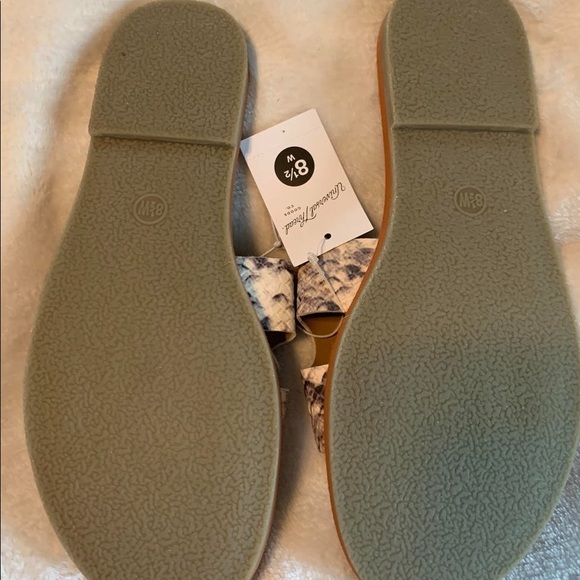 Universal Thread sandals - Picture 2 of 2